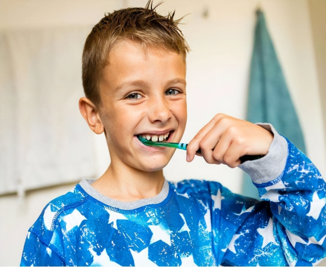 I eat breakfast without brushing my teeth in the morning, but the doctor says it is healthy, why