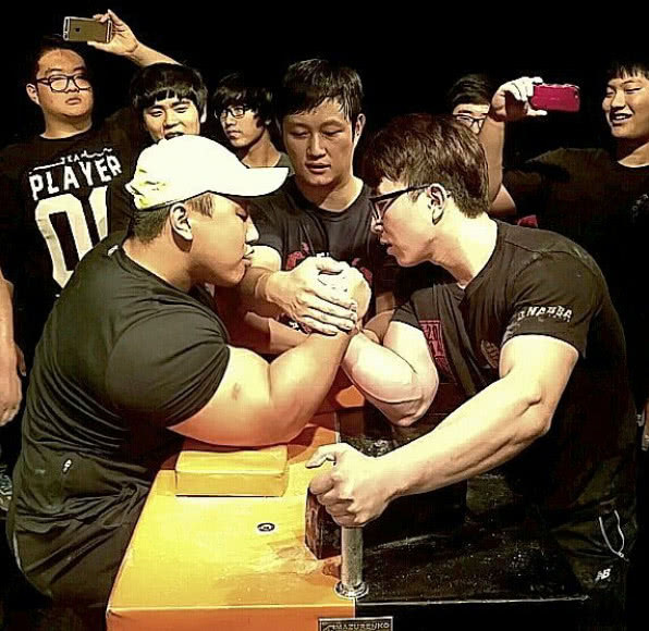 "Korean Hulk" Jiang Yongxia, a master of wrist strength, a powerlifting