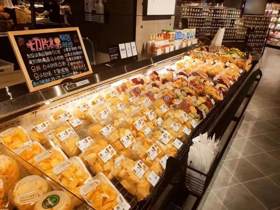 Supermarket fresh cut fruit display appreciation - iNEWS