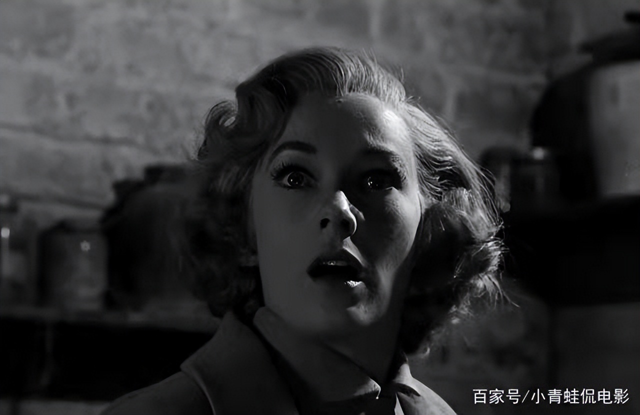 In "Psycho", how did Hitchcock use narrative techniques and background