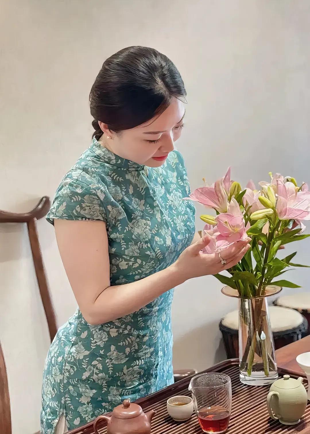 Official script: Moon travels and doubts reading paintings, sitting ...