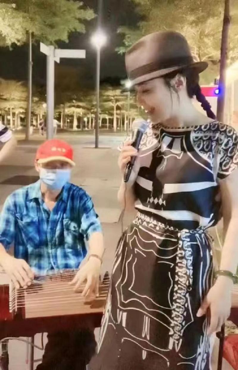 46-year-old Zhou Yanhong sings on the street, wearing simple clothes ...