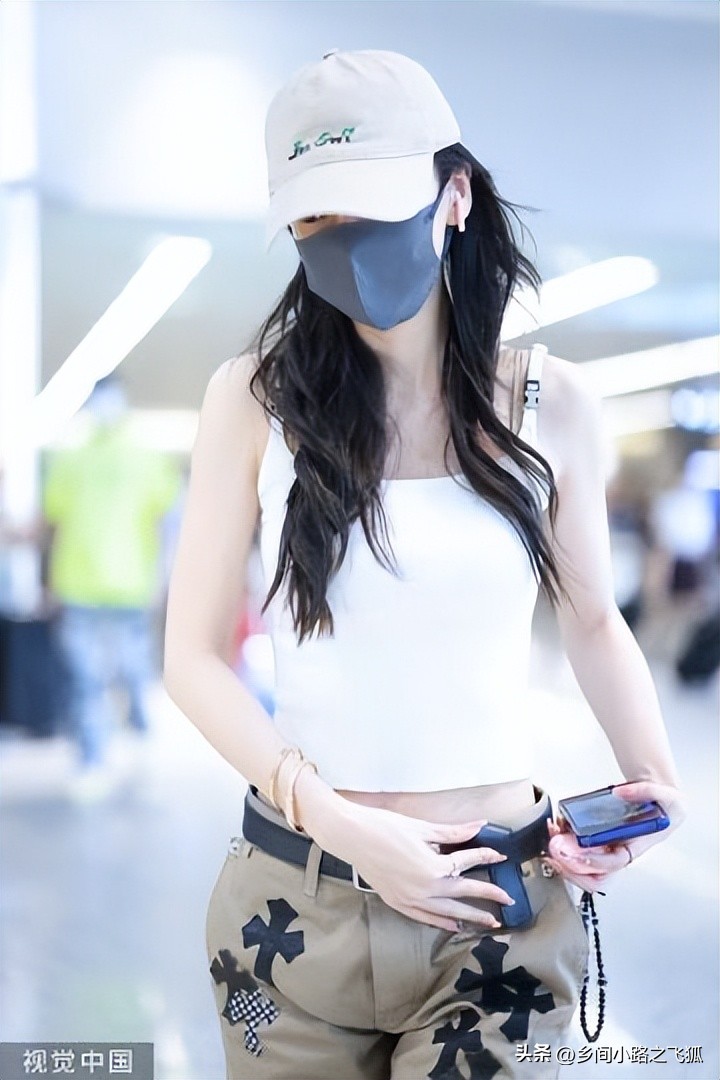 Angelababy arrived at Shanghai Airport, wearing a baseball cap with