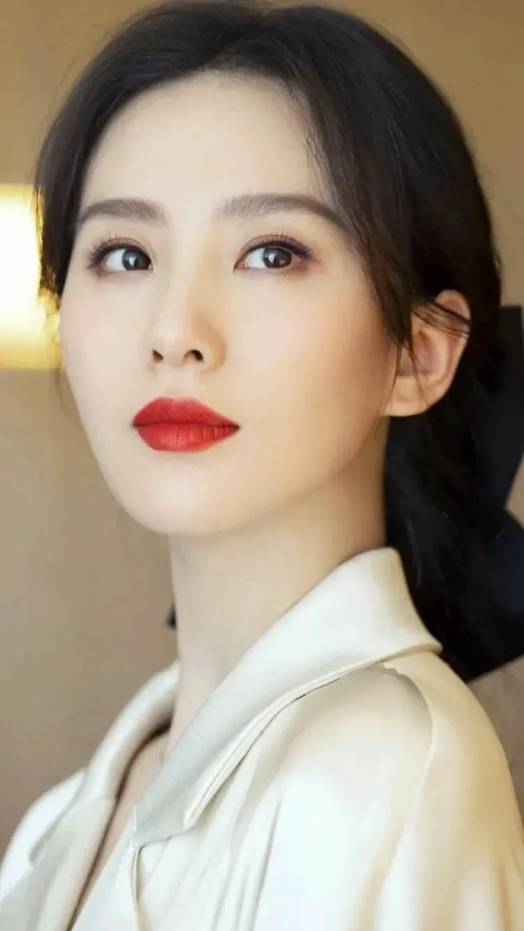 Liu Shishi: Sexy red lips, hot temptation - iNEWS