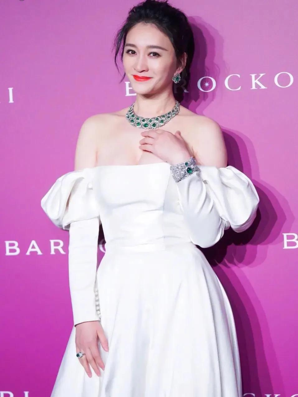 Li Xiaoran's corset dress shows her figure, netizens: the temperament ...