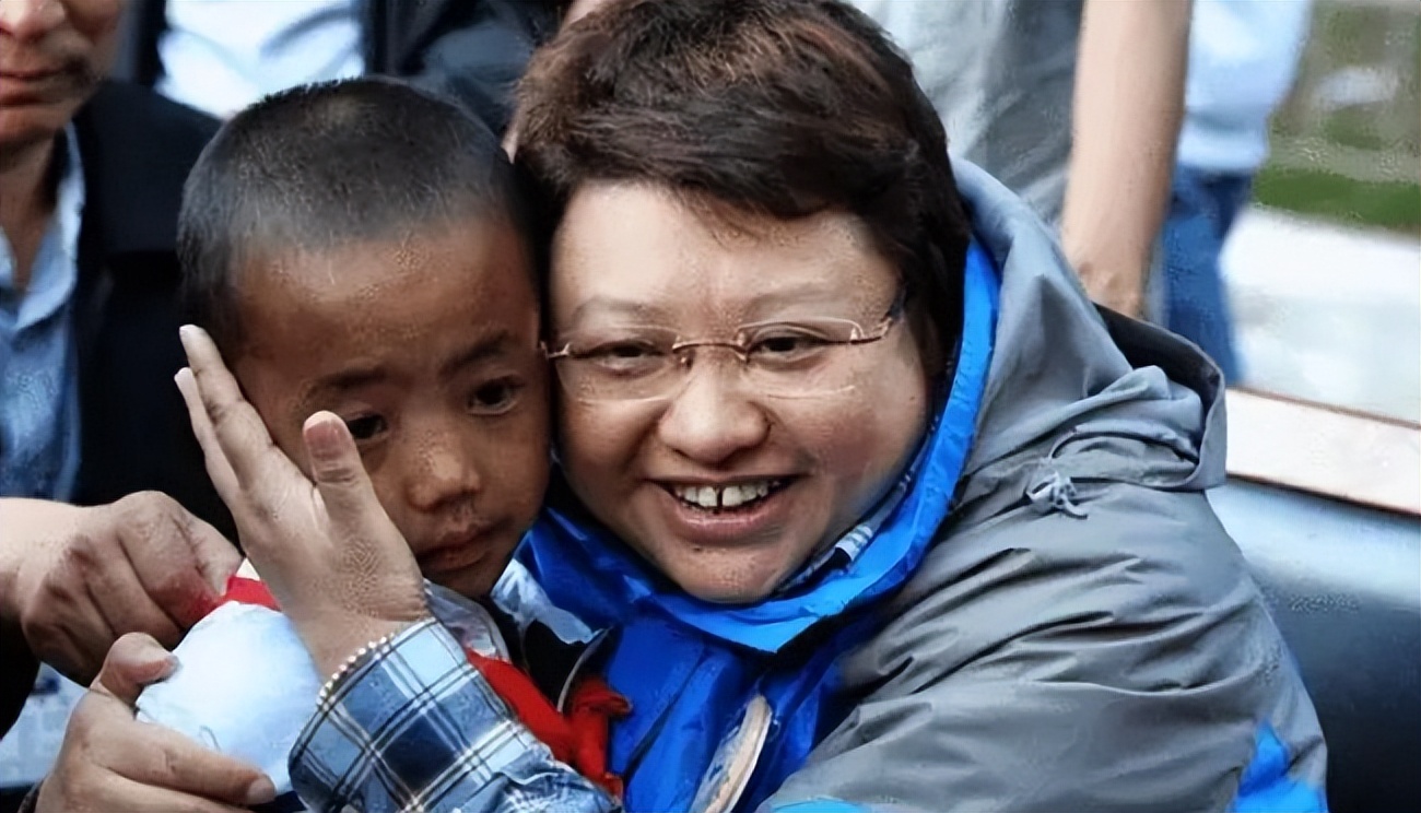 99年一家三口纜車遇難，倖存男孩被韓紅收養，如今兩人感情似母子 - 頭條匯