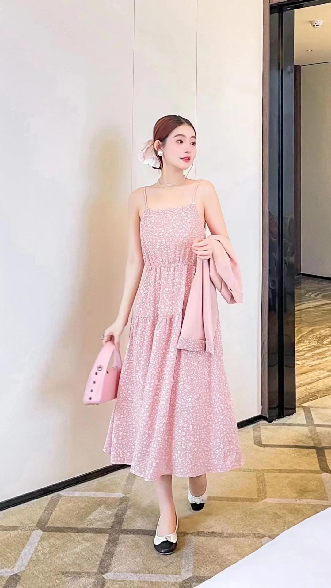 These dresses are gentle and beautiful. I heard that they can be worn ...