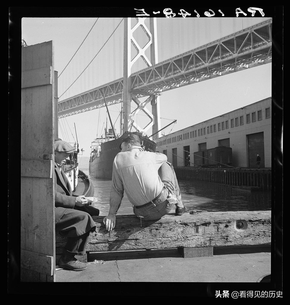 老照片大蕭條時期的美國舊金山街頭擠滿了曬太陽的男人- 資訊咖