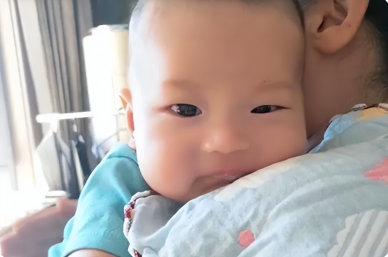 Why do babies like to be held upright?Parents must understand their