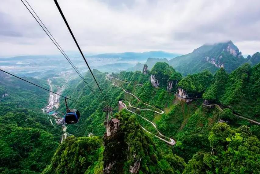 The Tianmen Mountain Cableway and the Huashan Xifeng Cableway are both ...