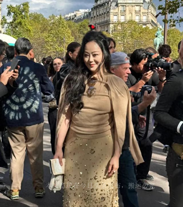60-year-old Zhang Xiaohui is crazy about Paris. She has a beautiful ...