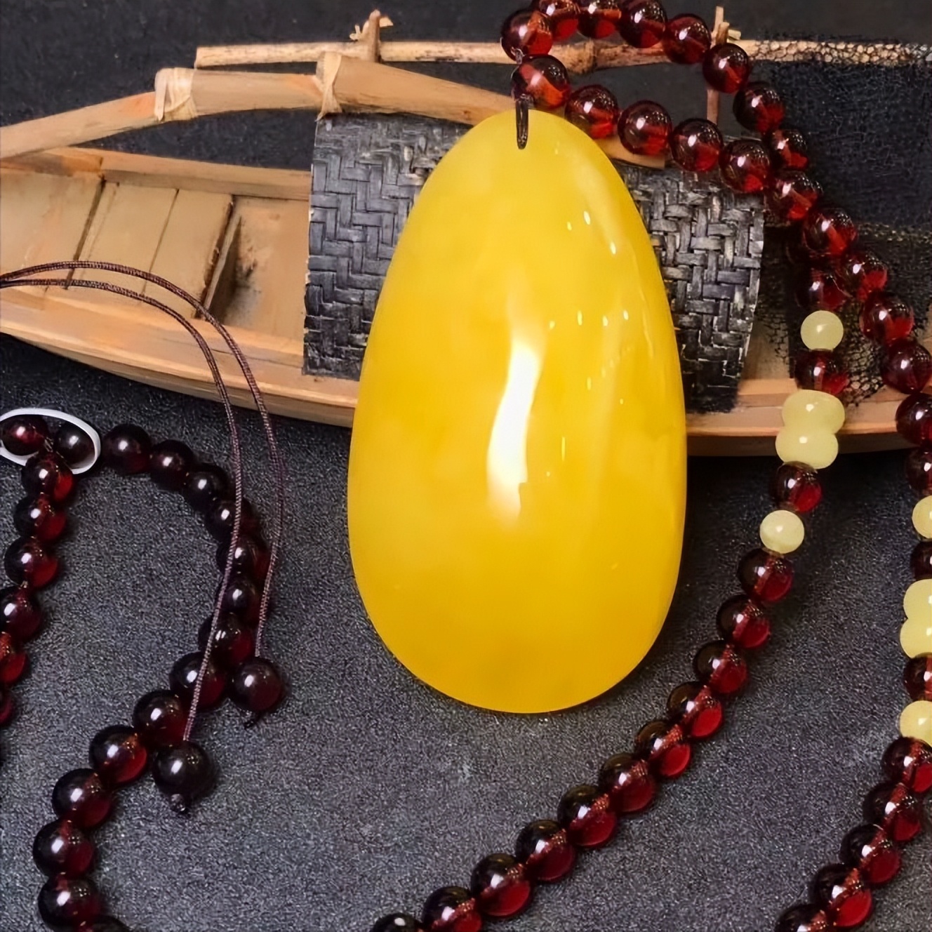 Which amber is best for you?The exclusive amber secret of the twelve