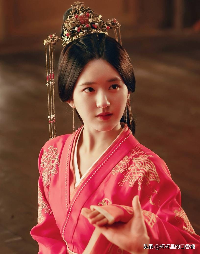 Actress red wedding dress!Li Qin's beautiful translation, Bai Lu's ...