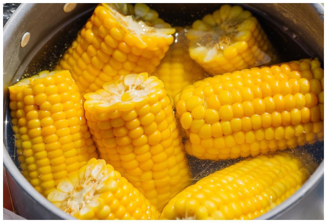 When cooking corn, you can't directly add water to boil it. I will ...