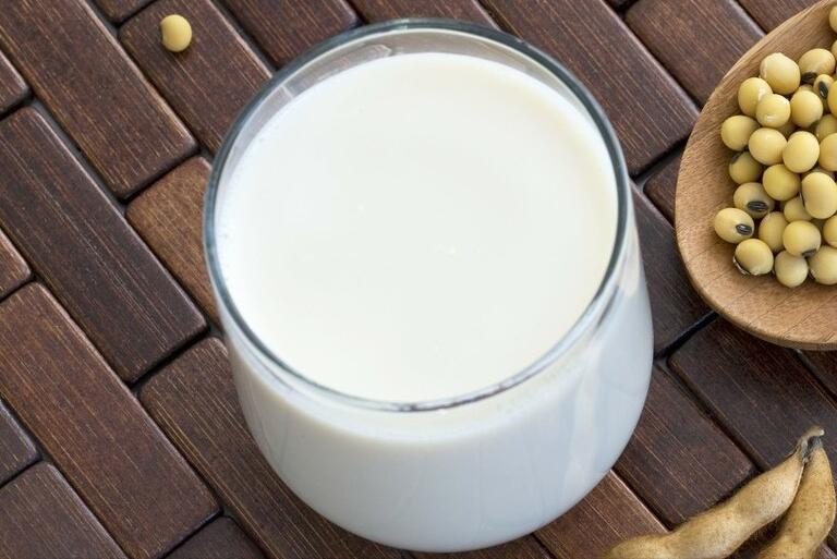 Make soy milk, the soybeans can't be beat directly after soaking, add