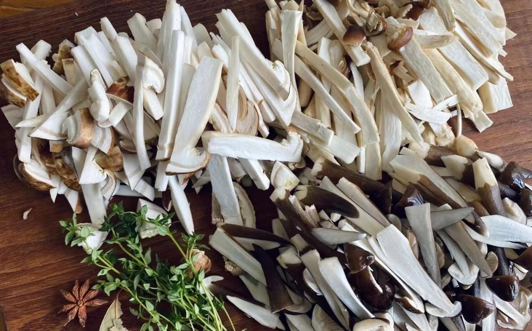 The unbelievably fresh crucian carp tofu soup is delicious and sweet