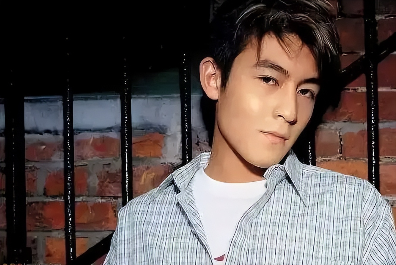 Throwing a wine bottle and twisting the waist with a beautiful woman, Zhao ...