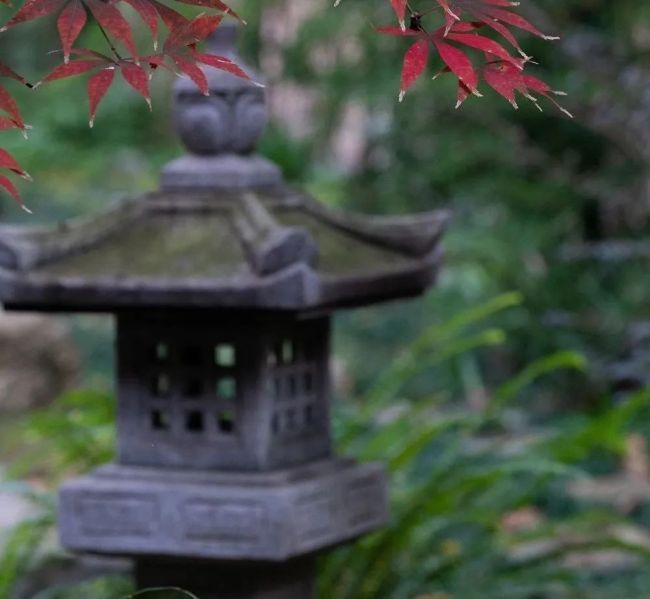 What is the symbolic meaning of the "lamp" in the temple? iNEWS