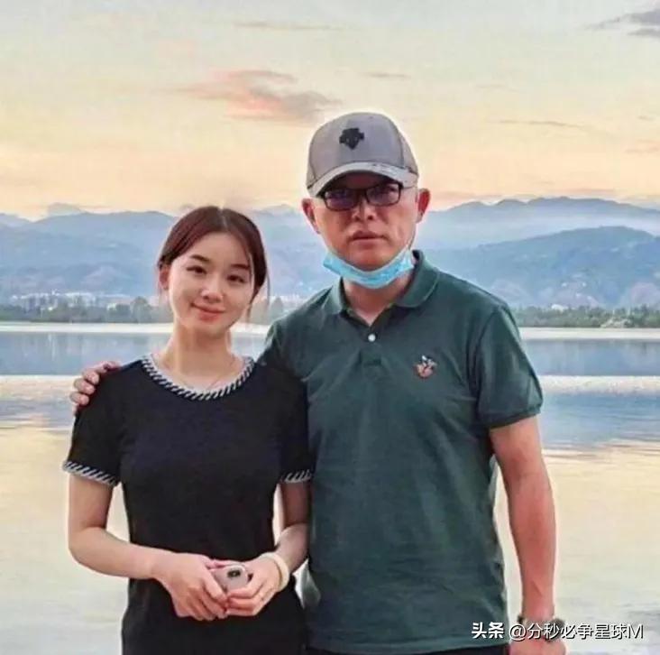 One night, Meng Fei woke up and found his wife Li Xue secretly flipping ...