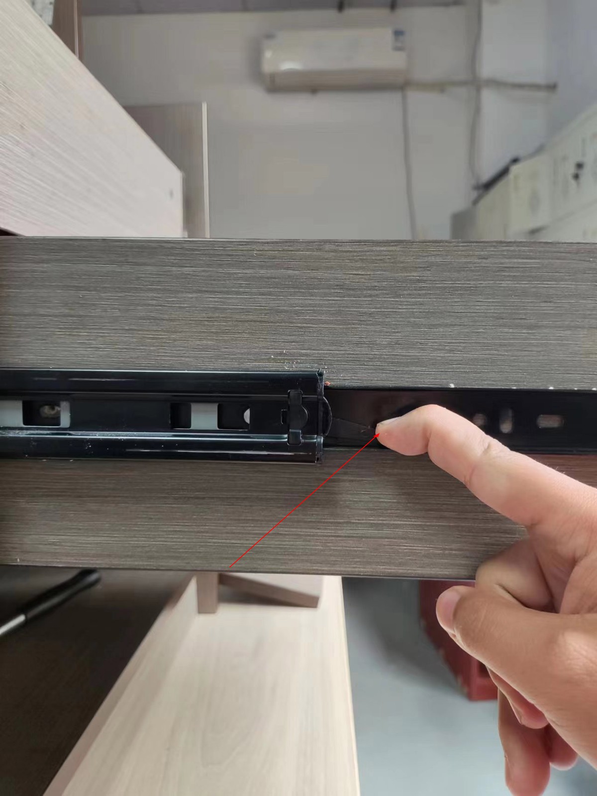 Installation and disassembly skills of custom wardrobe drawer slide