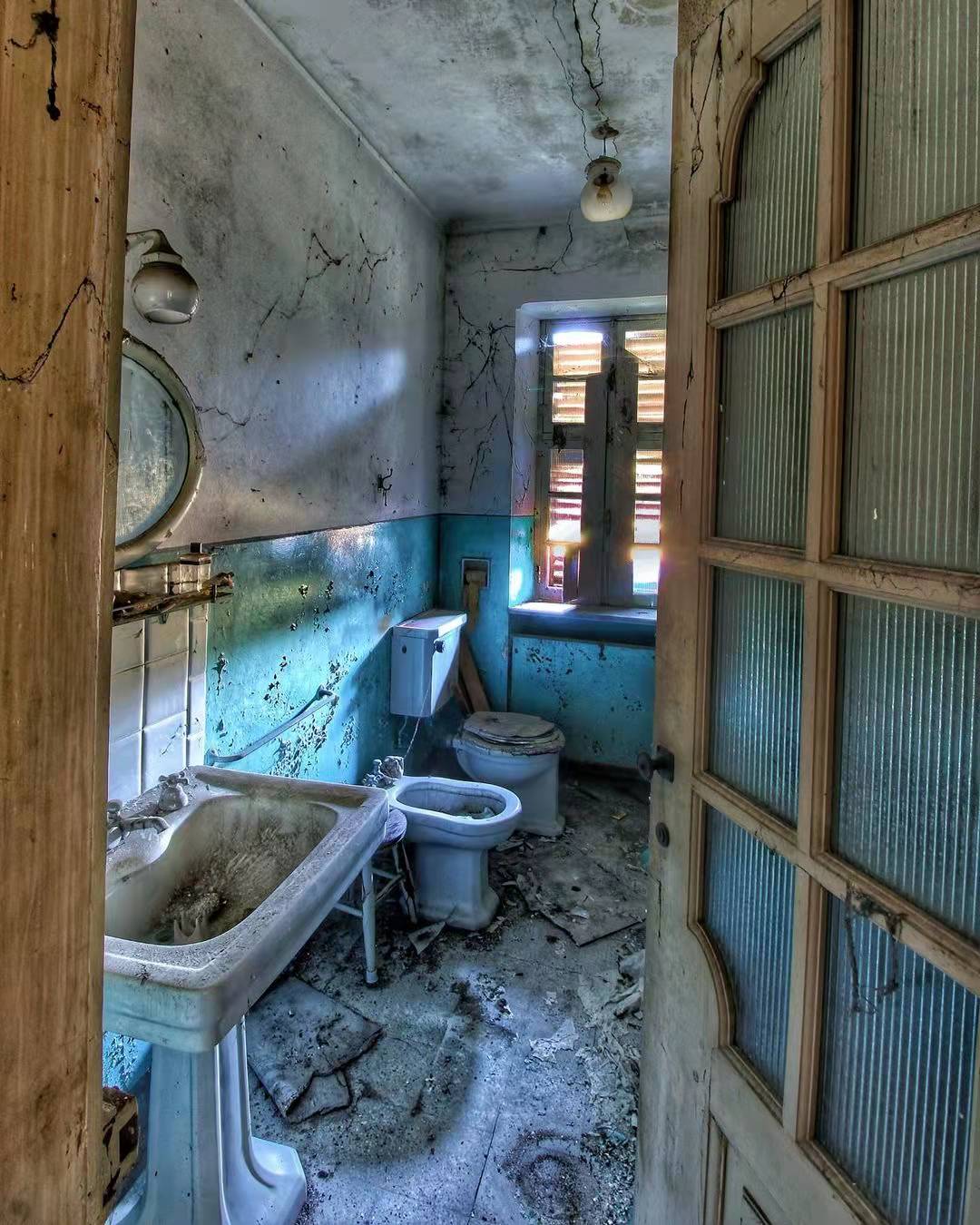 Have you ever seen a photographer who specializes in shooting "haunted