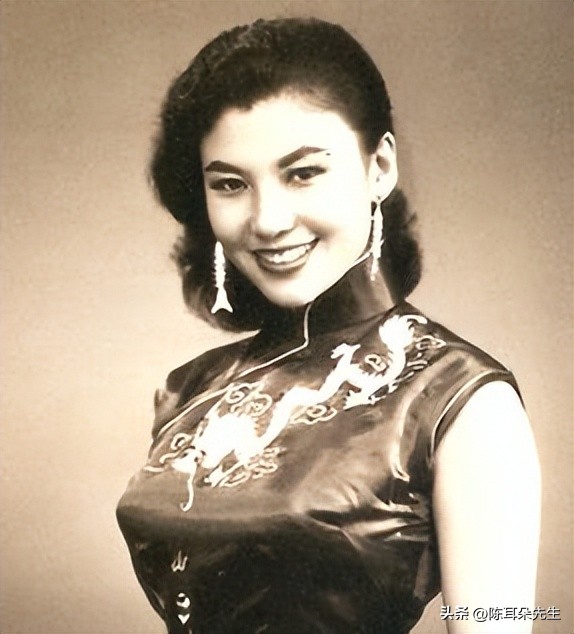 Zhang Zhongwen Bruce Lee was wearing a black suit, I watched him for 5