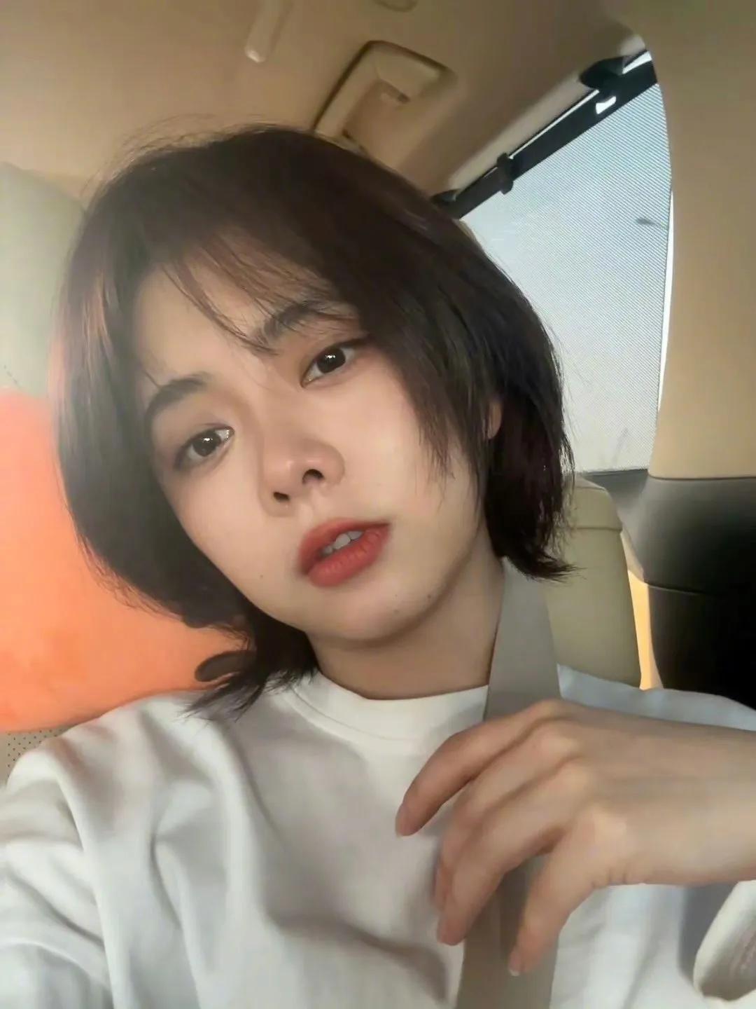 Tan Songyuns Latest Selfie With Short Hair Looks So Good Who Can Tell Me What Hair Color It Is 3859