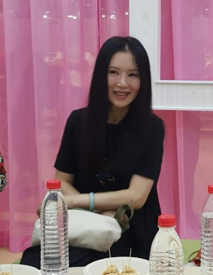 54-year-old Ren Jing is aging like a cliff! In the same frame, Yang ...