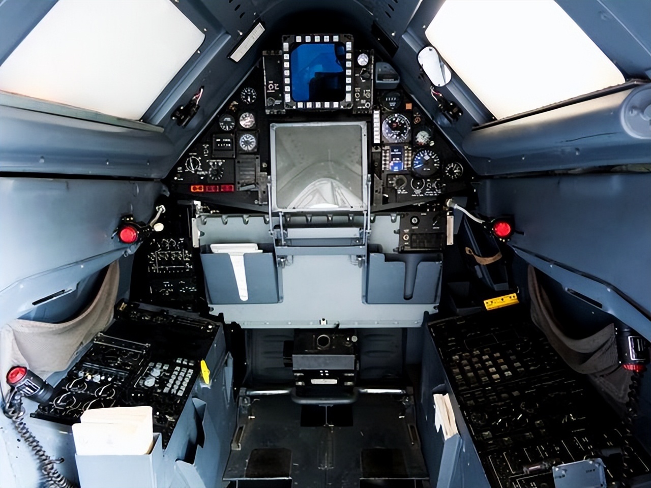 The cockpit of the US military SR71A is exposed, the instrument panel ...