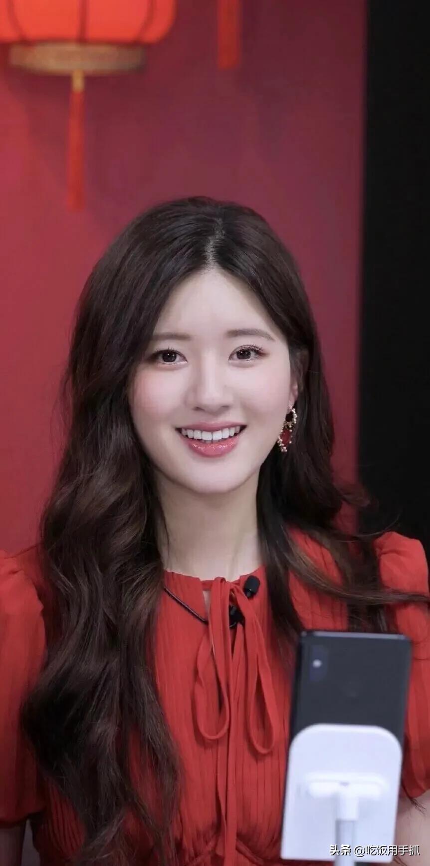 Zhao Lusi participated in the event in a big V dress, she is really