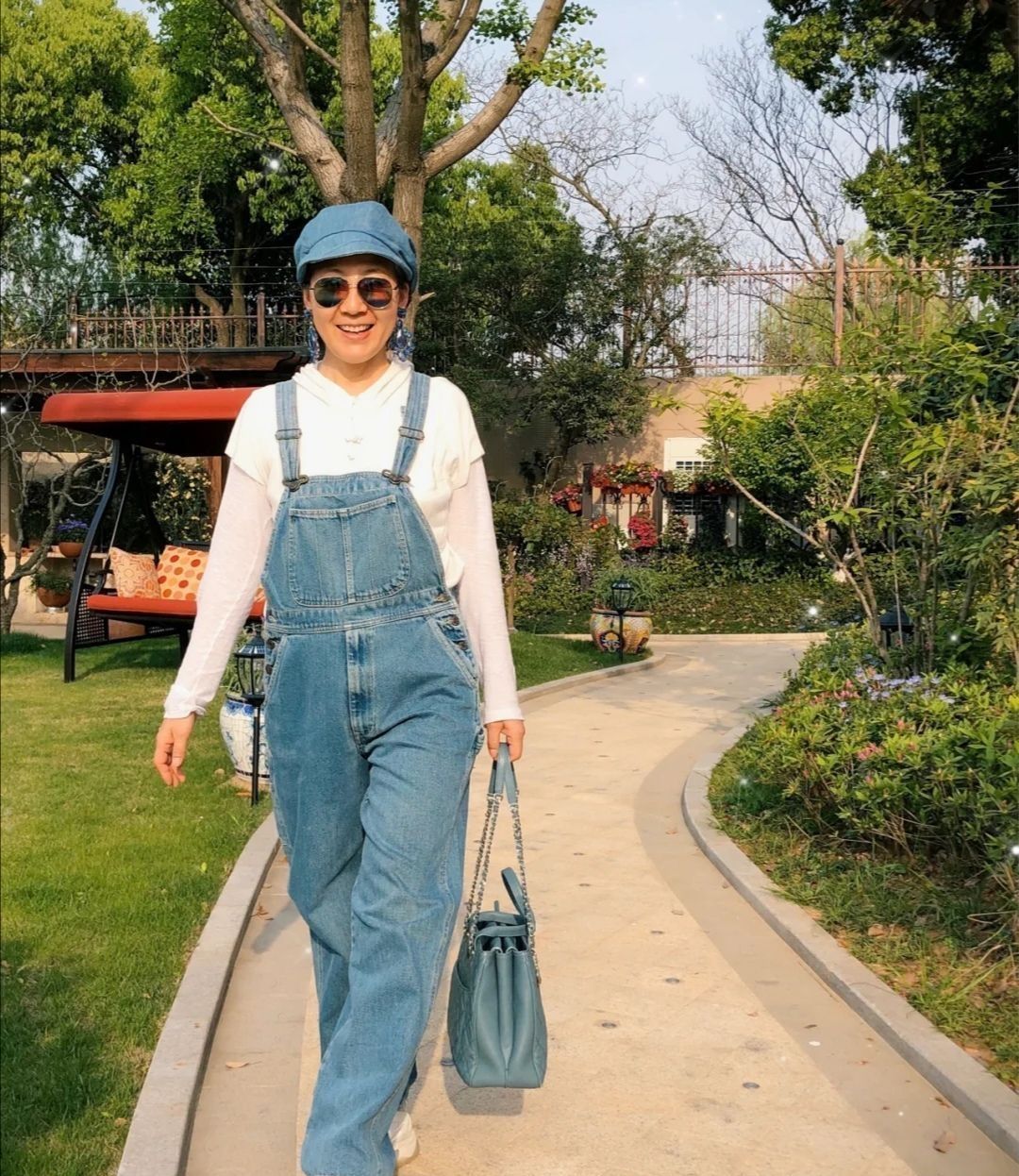 The 62-year-old Hangzhou grandma is so cool!Wearing overalls with white ...