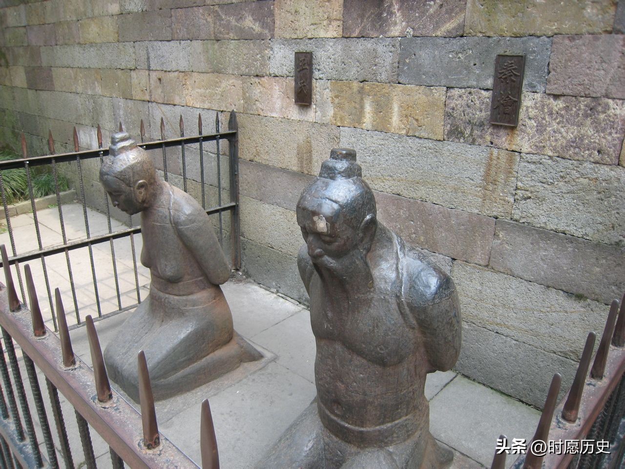 Do you know what crime Qin Hui committed to make him still tied to the ...