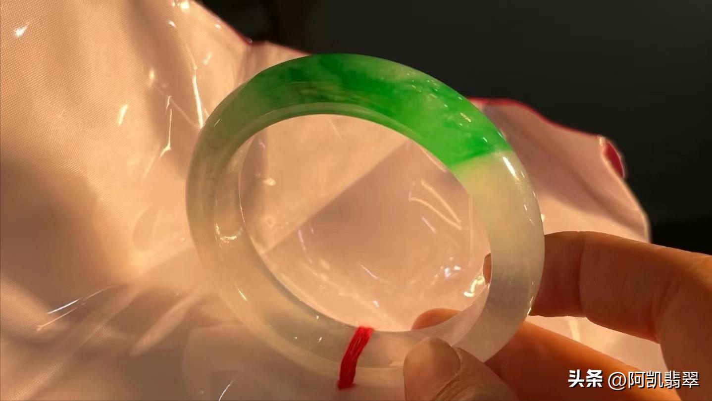 Jadeite is as warm as water, teach you three tips for choosing highquality jadeite bracelets