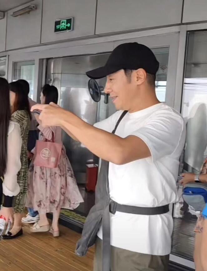 Sam Beining Rear Sa Beining took photos of her son during a family trip. The child's ...