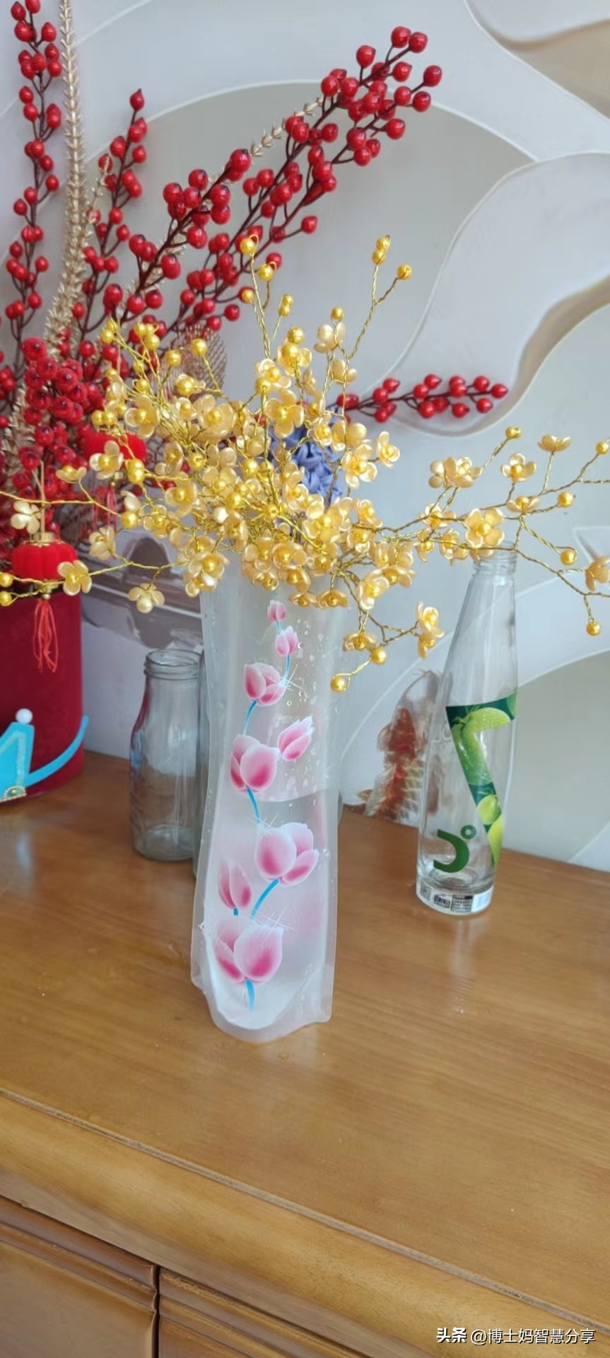 Inspirational golden sentence Plastic bags make vases iNEWS