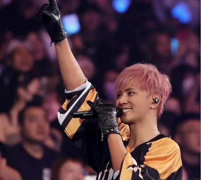 Luo Zhixiang thanked his manager with tears in his Changsha concert ...