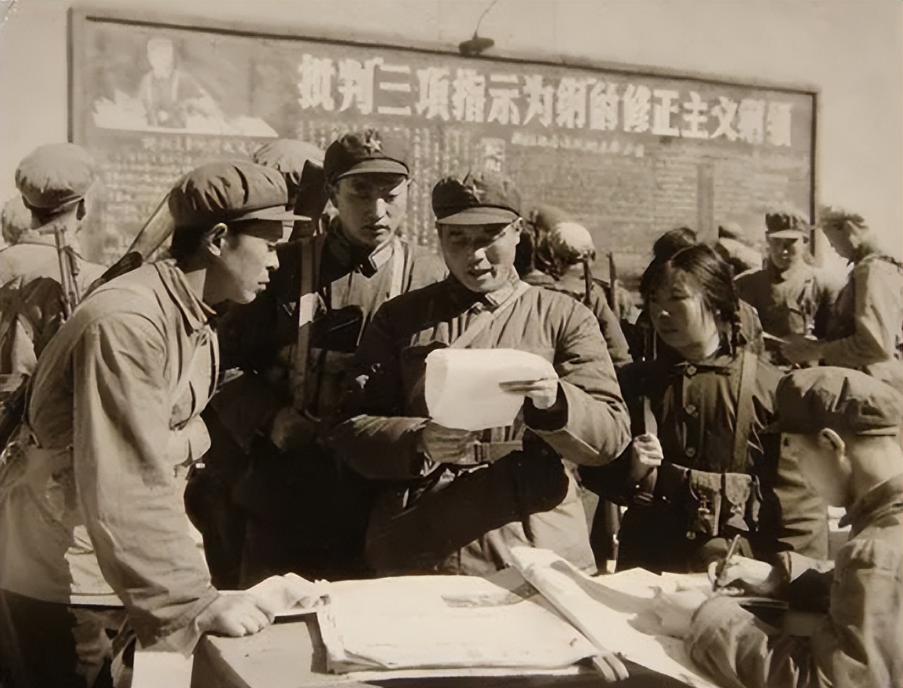 When Huang Kecheng came back in 1978, his cousin asked him to help him ...