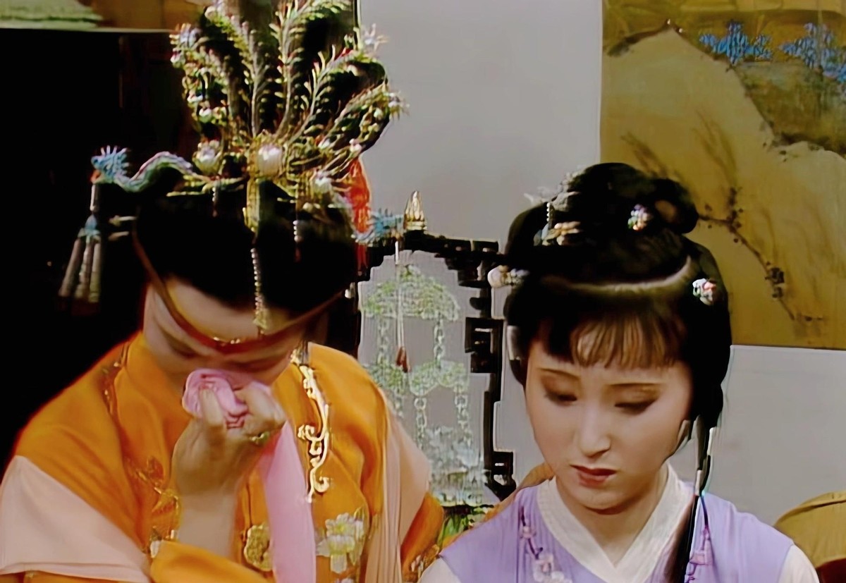 Acting together in "Wang Xifeng's First Appearance", Deng Jie looked ...