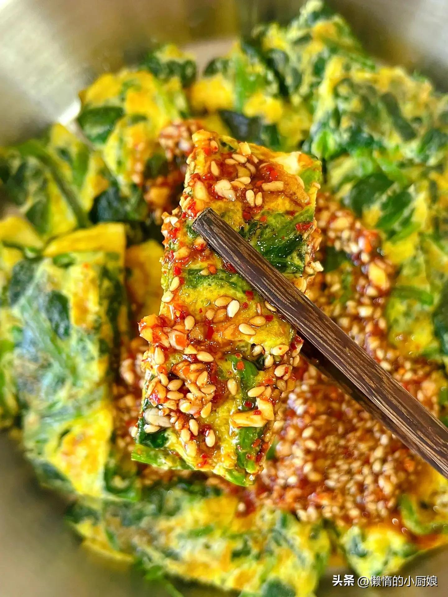 Spinach and eggs are really a fairy combination. It's delicious to fry spinach omelette and top