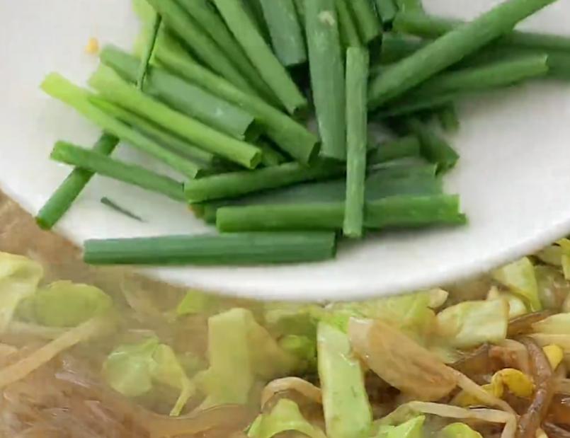 How to make fried vermicelli with cabbage so that it does not stick to the pan? Teach you 2