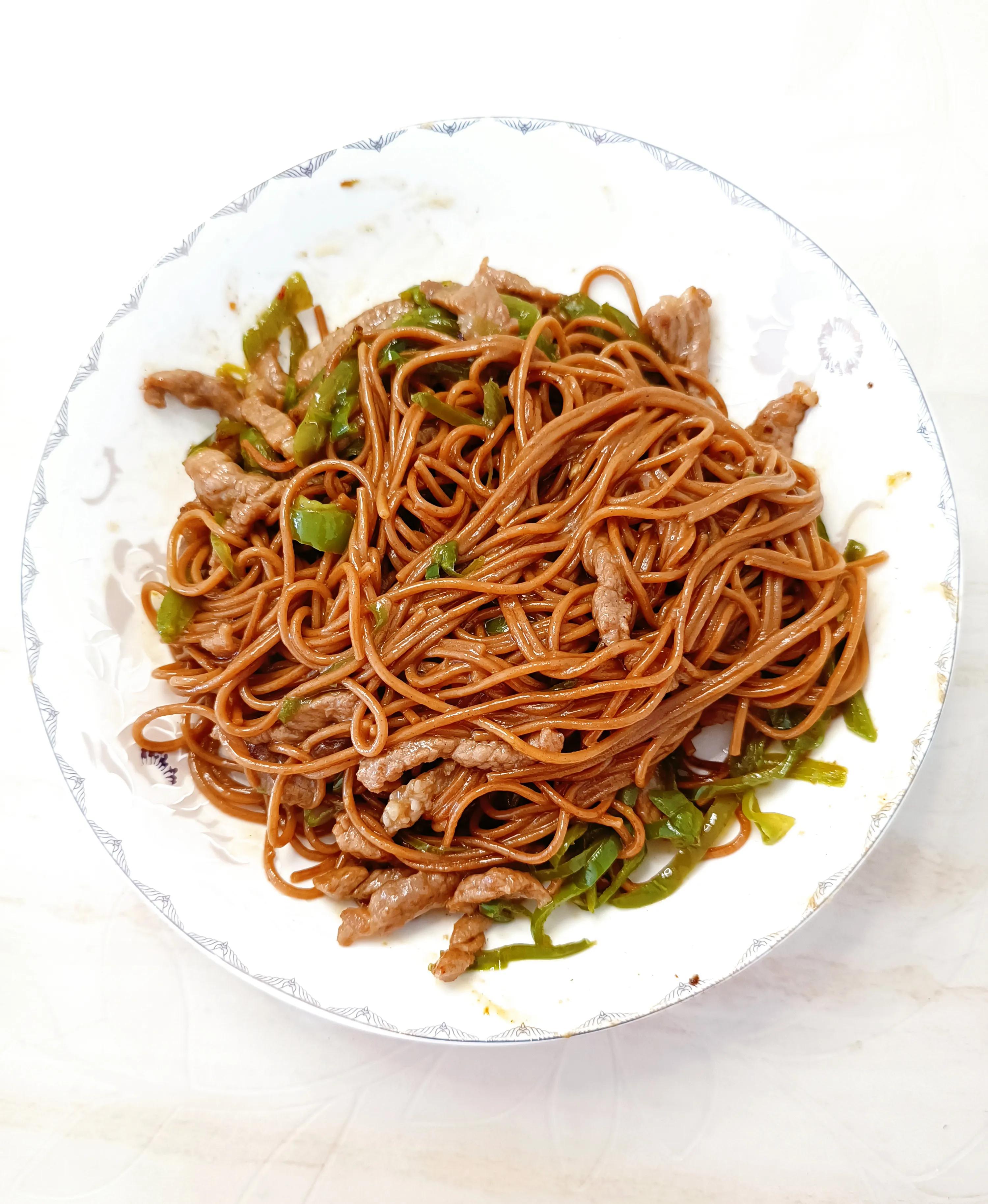 The practice of fried noodles is simple and lowcalorie, delicious lazy
