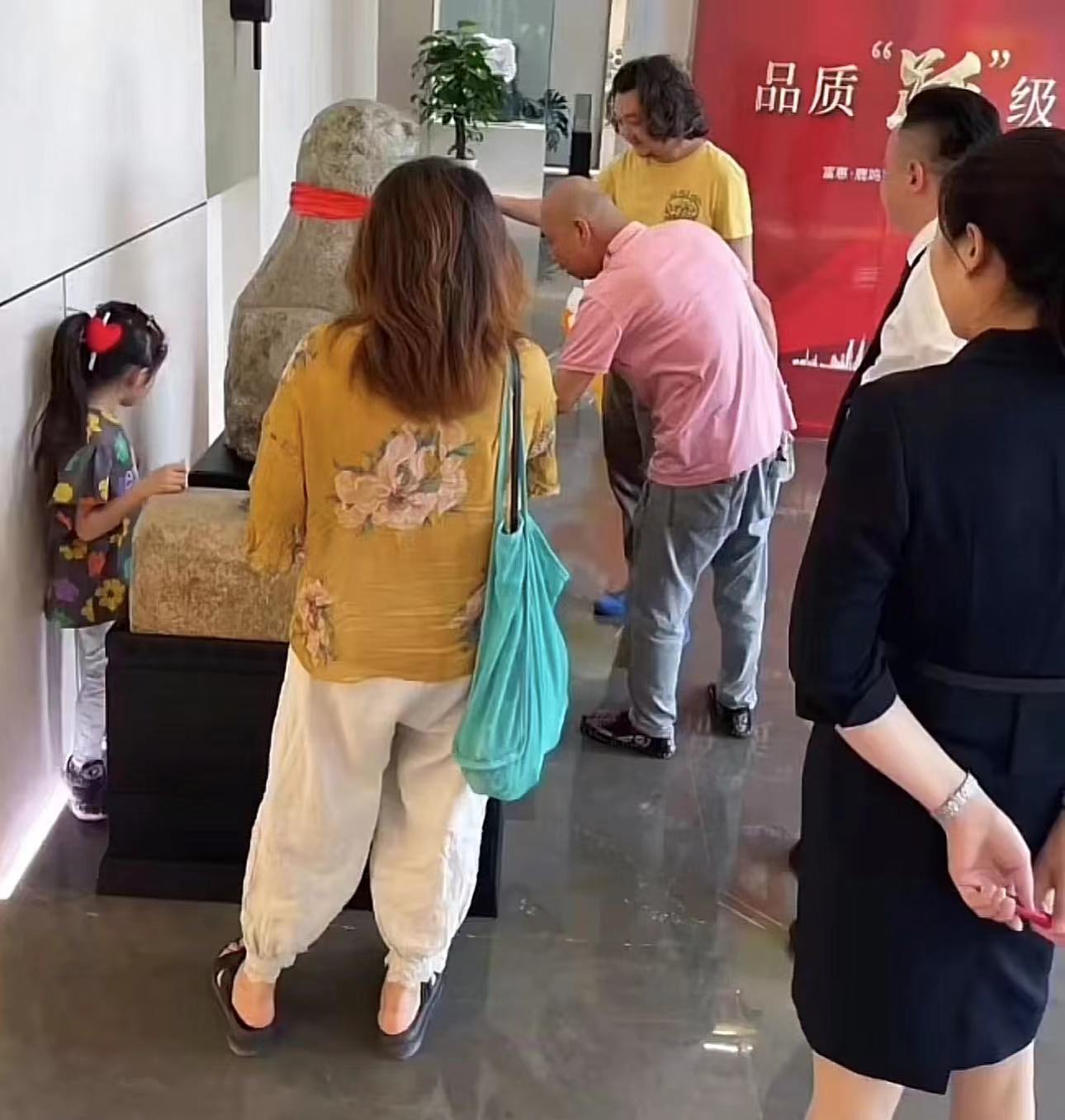 Wang Dazhi and his wife and daughter were ridiculed for watching the ...