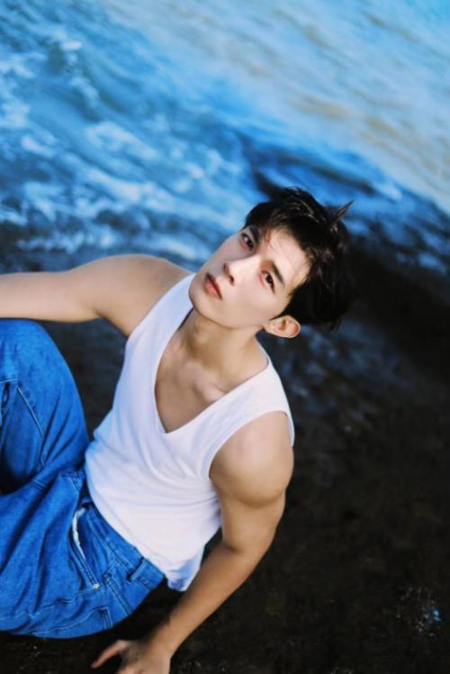 Jin Xiao's "Golden House Cang Husband" 2D poster is hereStarting the journey of the mysterious