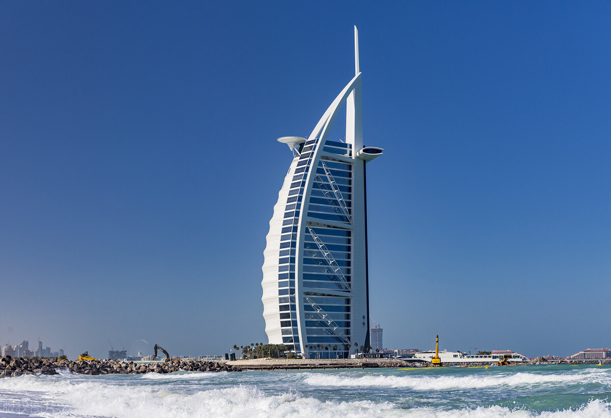 The strangest building in the world - the Burj Al Arab in Dubai - iNEWS