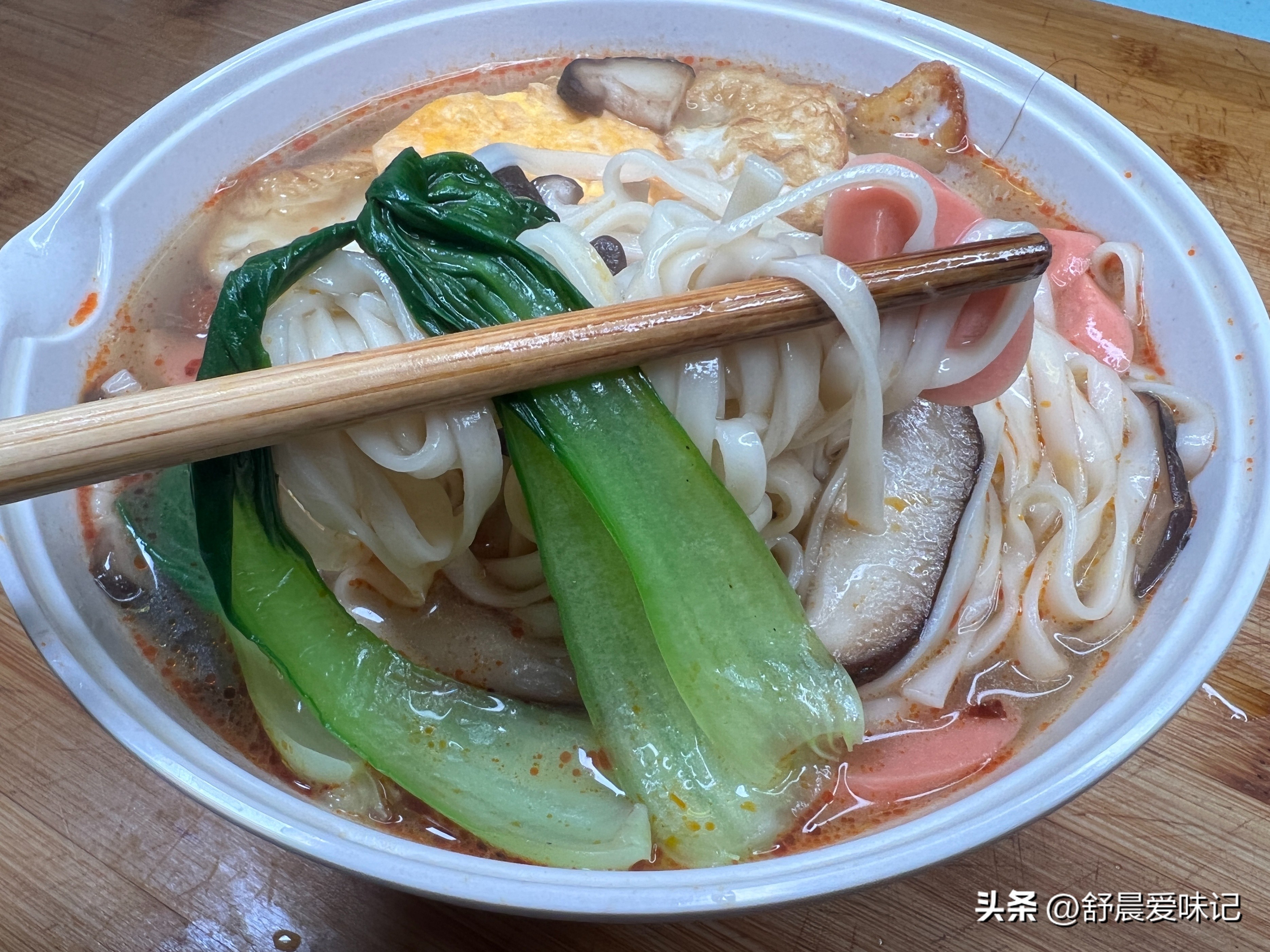Mushrooms and small green vegetables are not fried, make clear soup ...