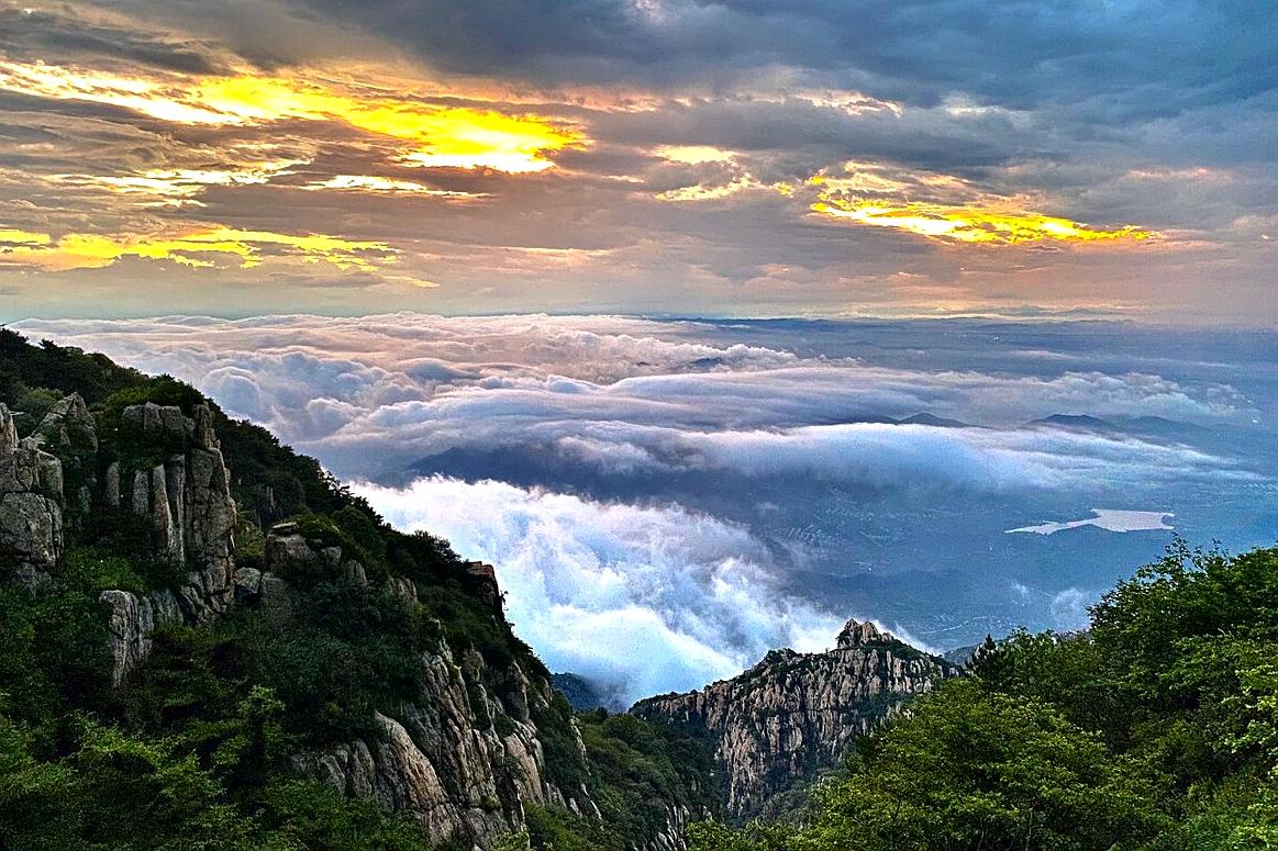 Mount Tai is full of tourists, from the foot of the mountain to the top ...