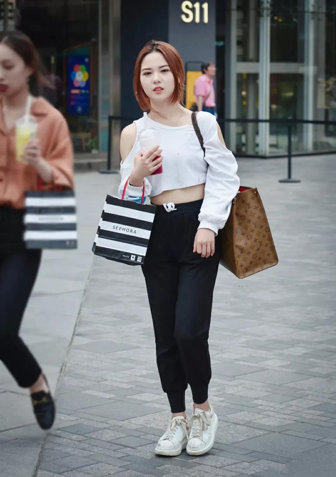 fashion girl in black pants iNEWS
