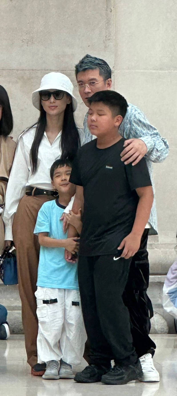 Huang Shengyi and Yangzi took their son to the museum to take a group ...