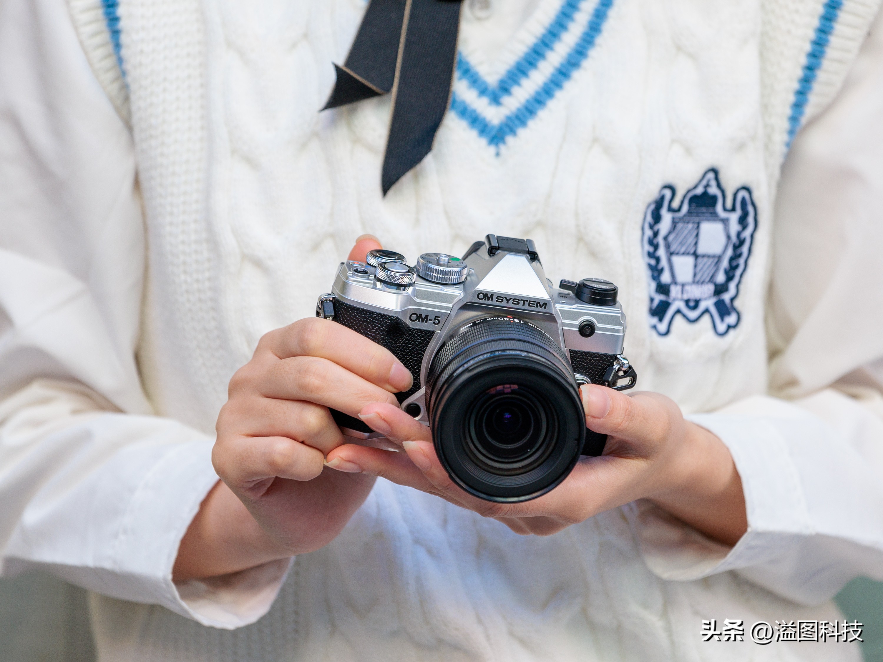 Try a new mirrorless camera that emphasizes computational photography