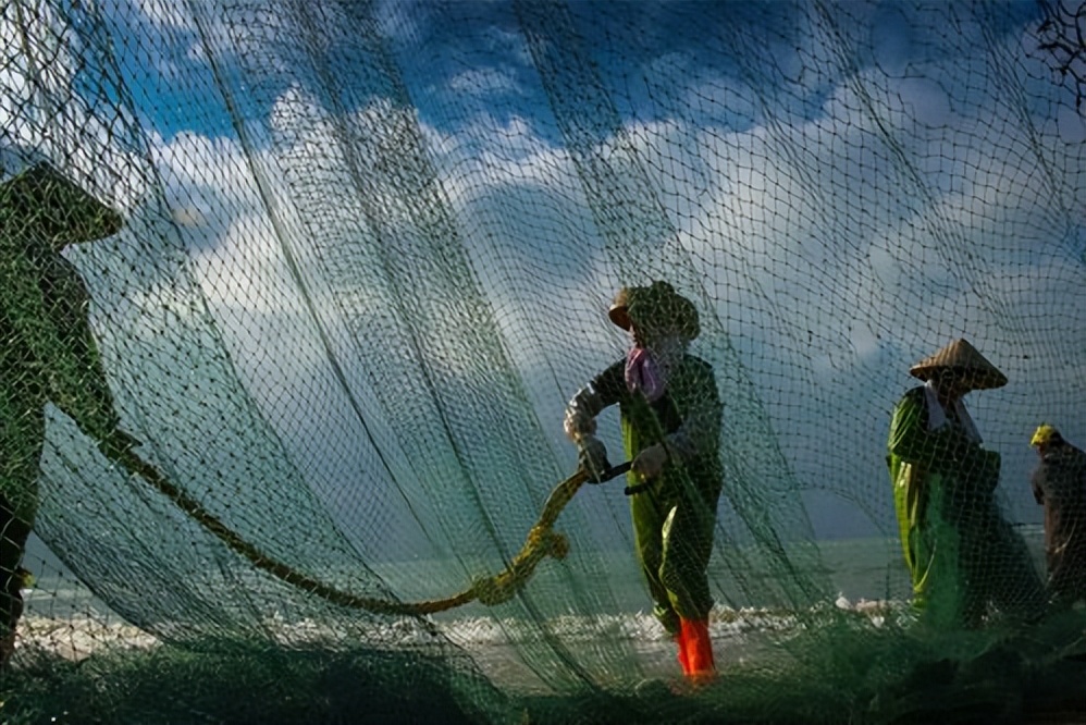 Filipino fishermen pulled nets in the sea and caught a net in 28 ...